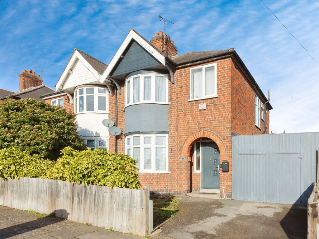 3 bed semidetached house for sale in Glenfield Road, Leicester LE3, £