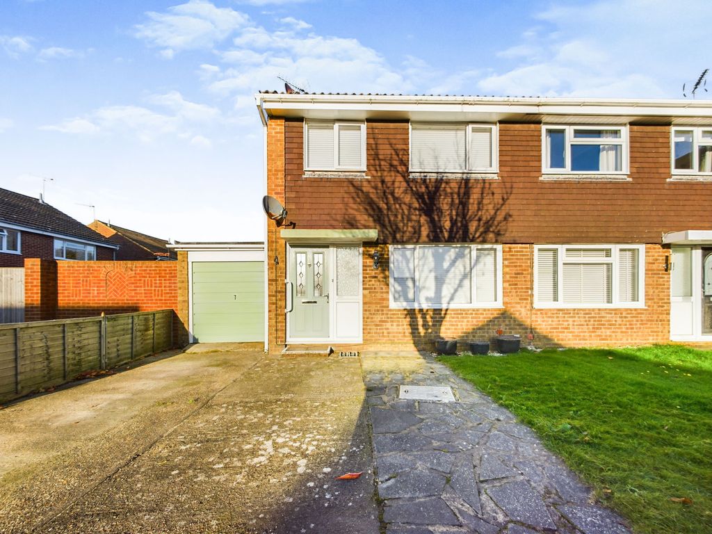 3 bed semidetached house for sale in The Pines, Horsham RH12, £450,000