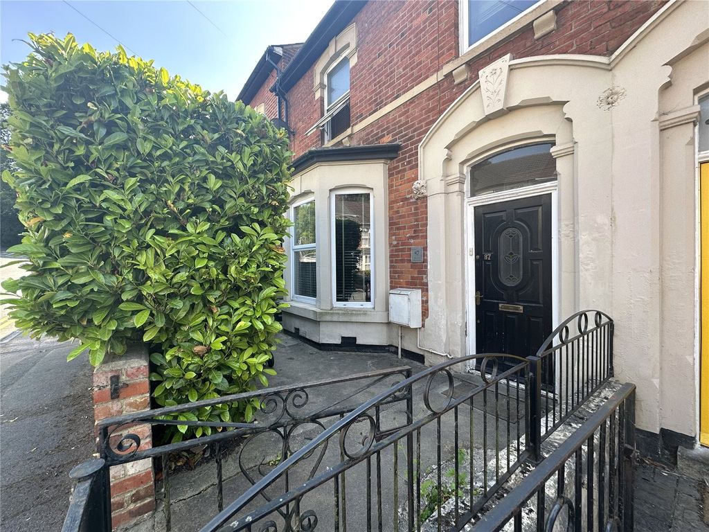 3 bed terraced house to rent in Clifton Street, Old Town, Swindon