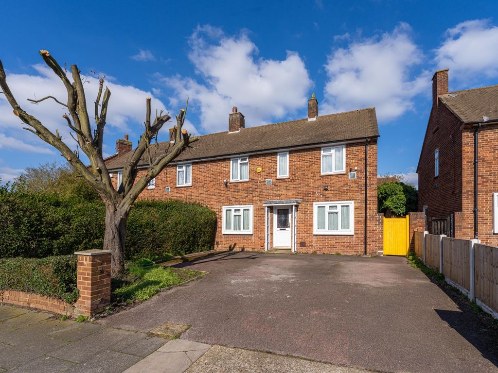 4 bed semidetached house to rent in Ringway, Southall UB2, £2,600 pcm