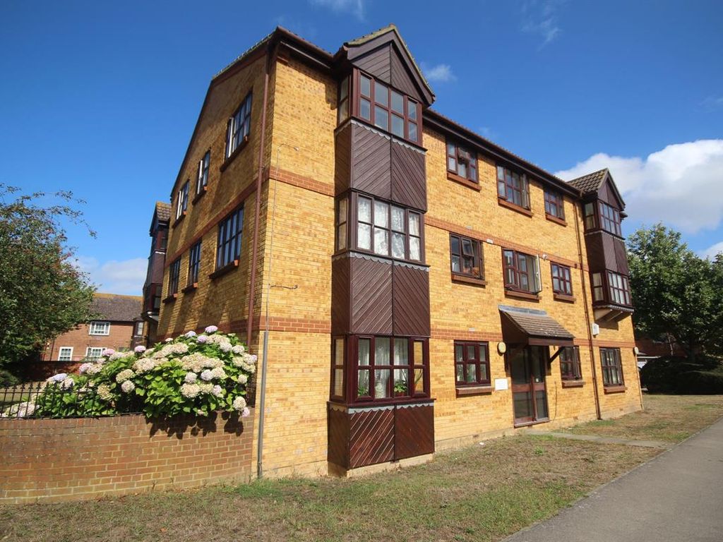 2 bed flat to rent in Summerhill Way, Mitcham CR4, £1,400 pcm Zoopla