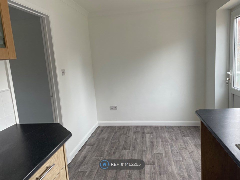 2 bed terraced house to rent in Holly Way, Cullompton EX15, £800 pcm