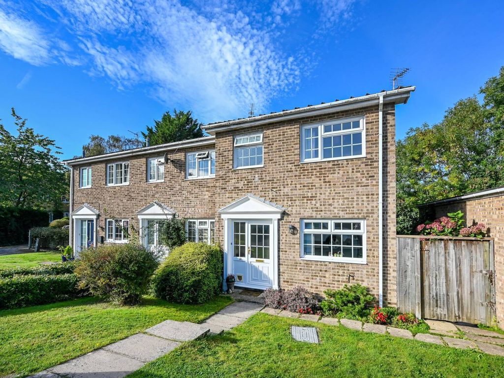 3 bed end terrace house for sale in Findlay Drive, Guildford, Normandy