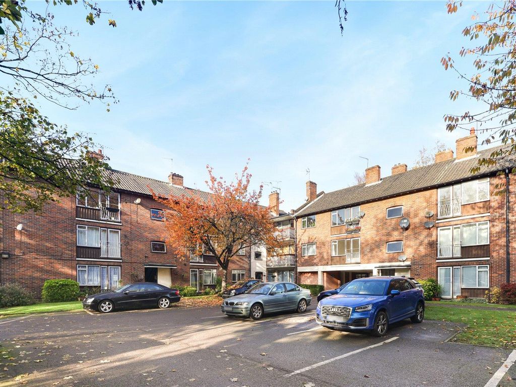 3 bed flat to rent in Buxton Drive, London E11, £1,800 pcm Zoopla