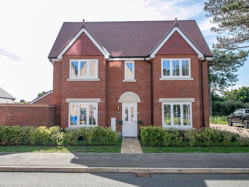 3 bed semidetached house for sale in Ribbans Park Road, Ipswich IP3, £