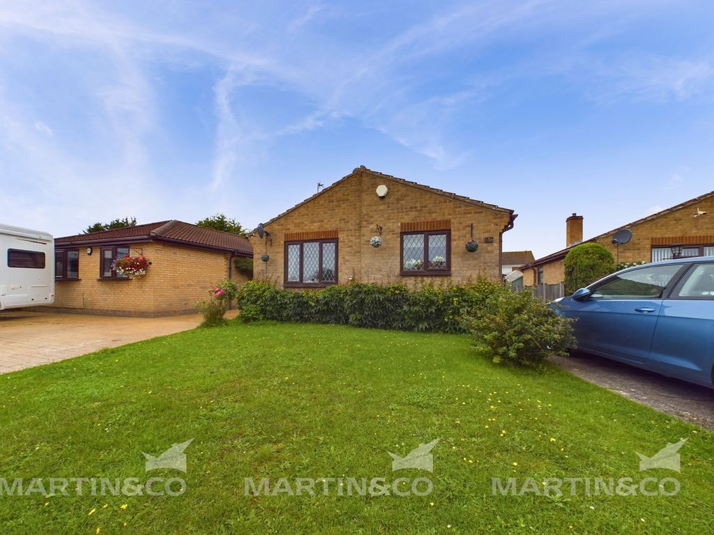 3 bed detached bungalow for sale in Richmond Drive, Askern, Doncaster, South Yorkshire DN6, £