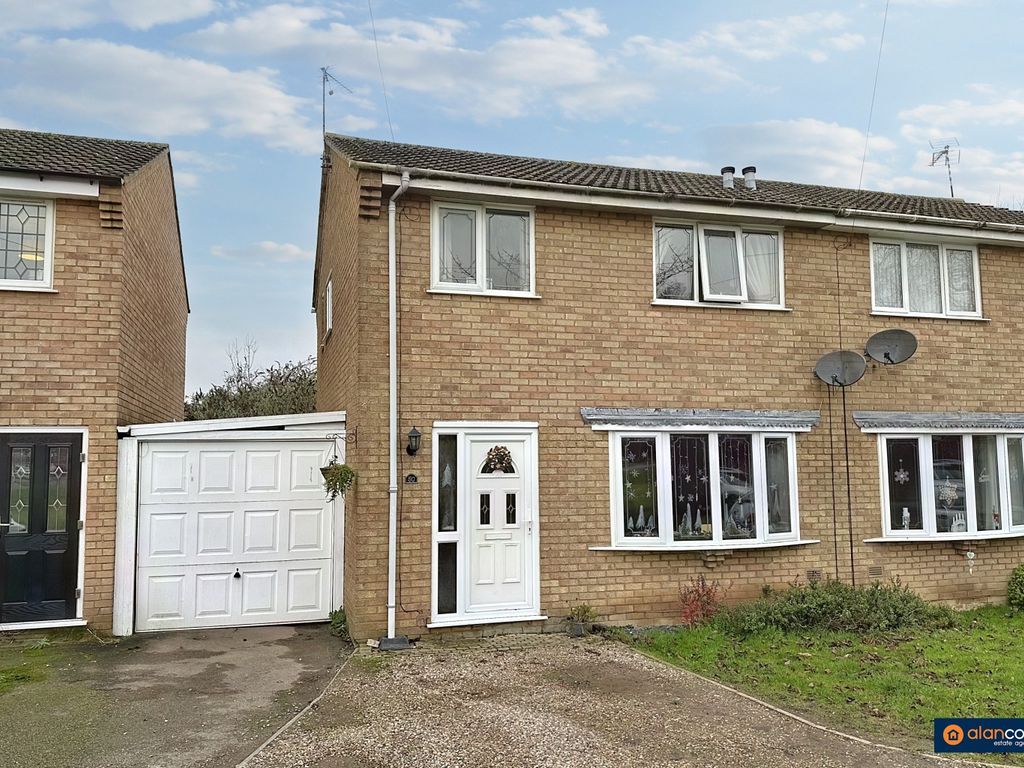 3 bed semidetached house for sale in Frensham Drive, Poplar Farm