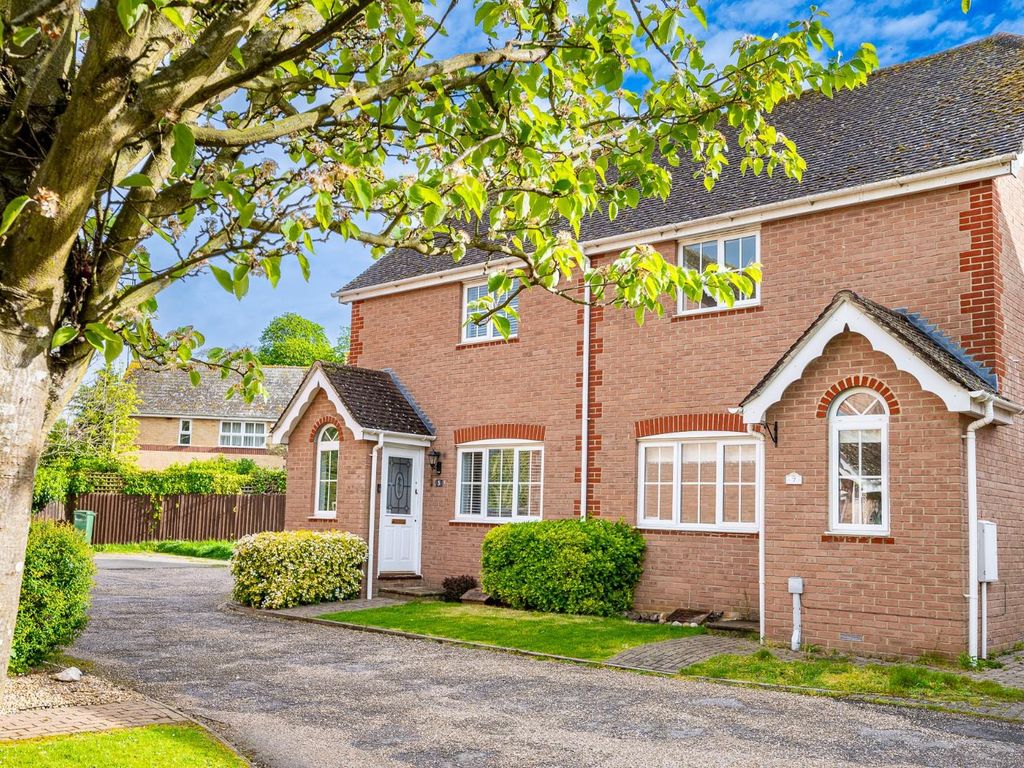 2 bed semidetached house for sale in Bulrush Close, Braintree CM7, £