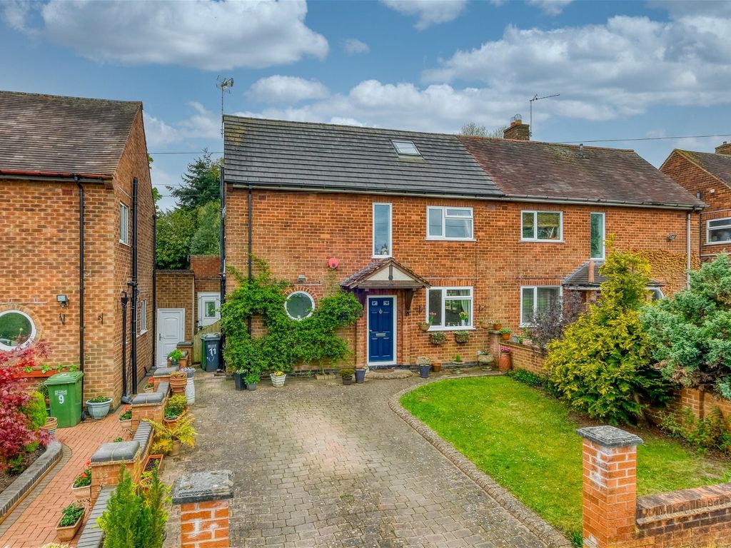 4 bed semidetached house for sale in Swallows Meadow, Shirley