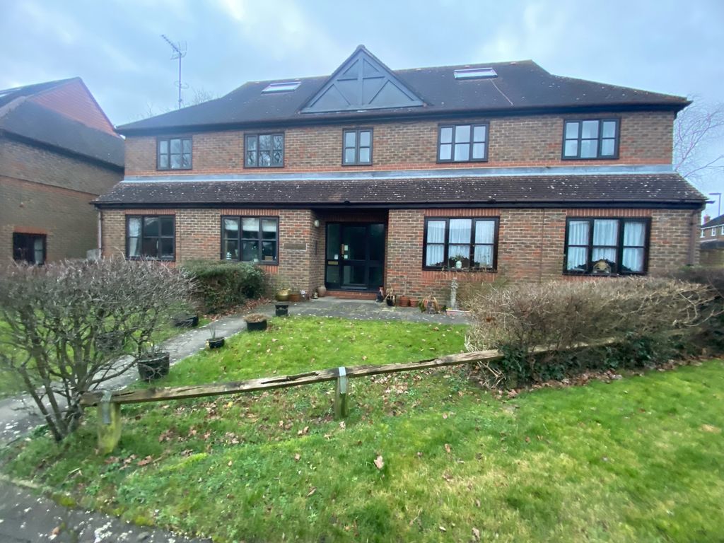1 bed flat to rent in Foxes Close, Southwater, Horsham RH13, £1,000 pcm