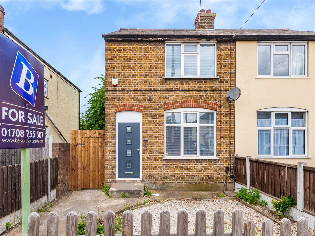 2 bed semidetached house for sale in Dagenham Road, Romford RM7, £