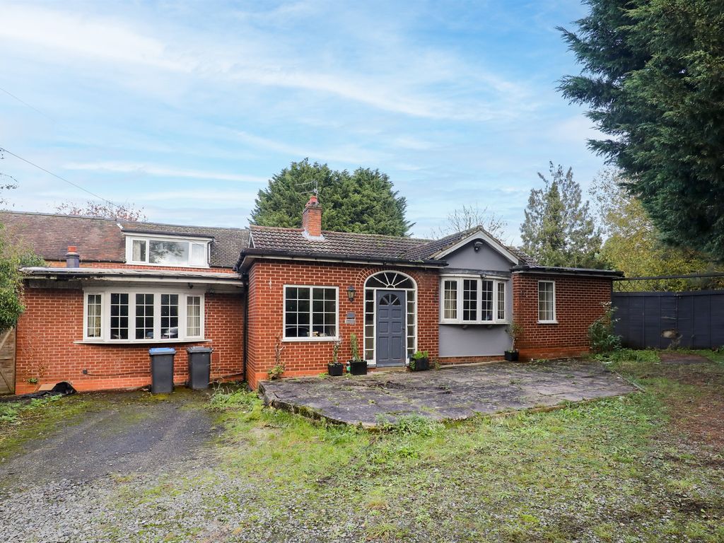 3 bed detached bungalow for sale in Southam Road, Long Itchington