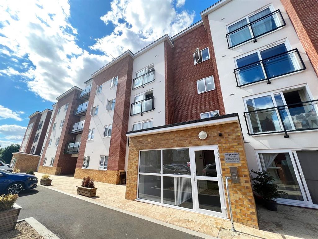 2 bed flat to rent in Flat, Plough House, Harrow Close, Bedford MK42