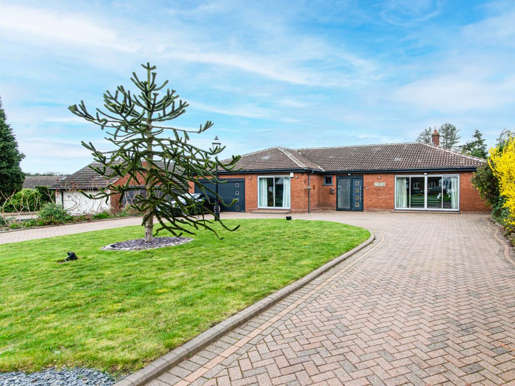 3 bed detached bungalow for sale in Alderhithe Grove, Little Aston Park