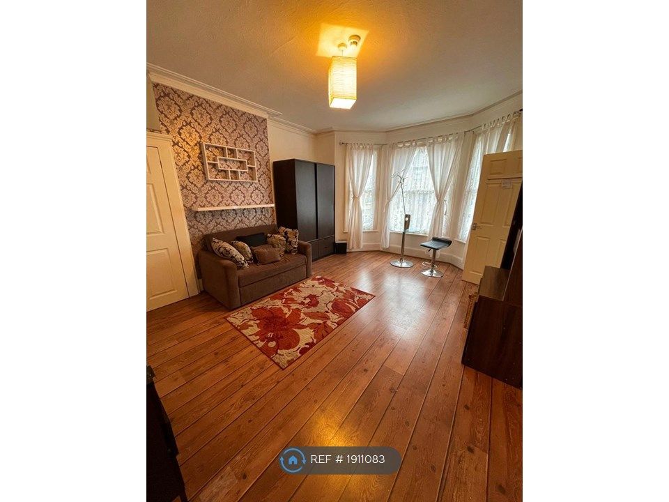 Studio to rent in Myddleton Road, London N22, £1,100 pcm Zoopla