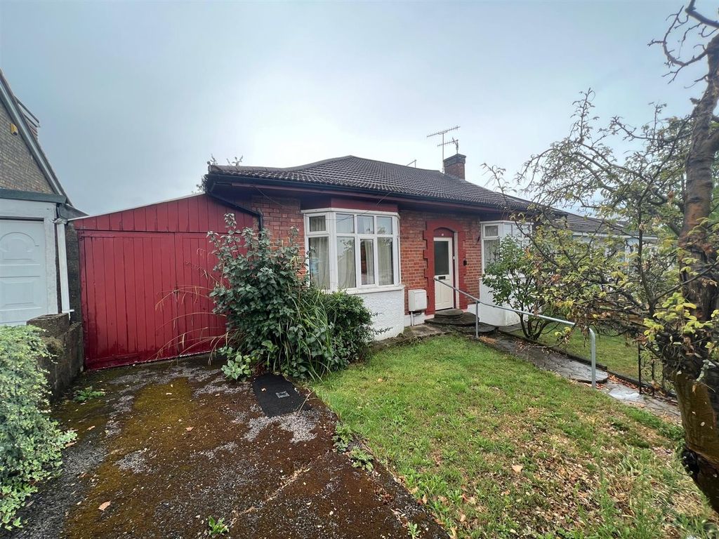 2 bed semidetached bungalow for sale in Margaret Avenue, London E4
