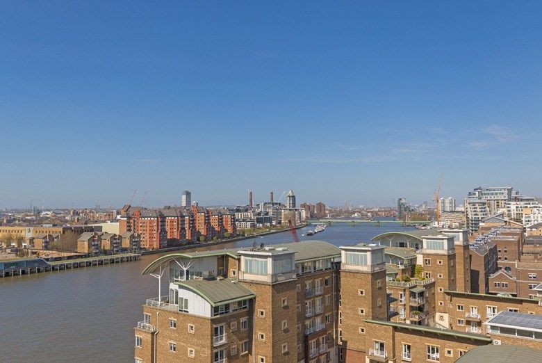 2 bed flat to rent in Ensign House, Battersea Reach SW18, £2,700 pcm