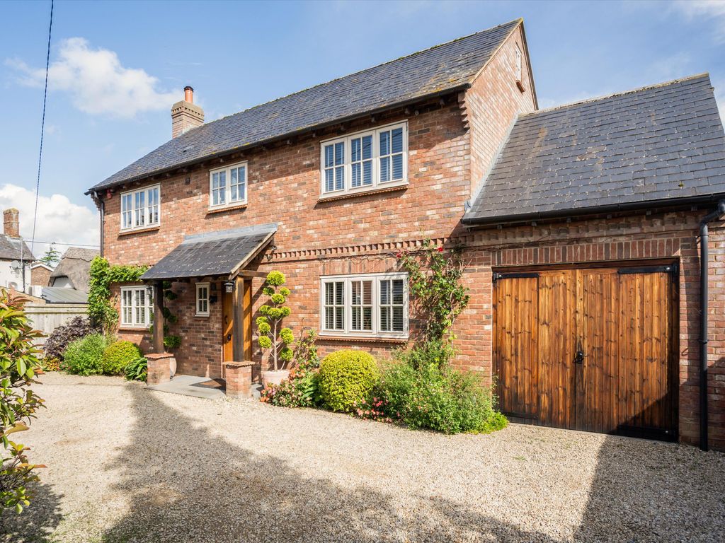 3 bed detached house for sale in Station Road, Chinnor, Oxfordshire