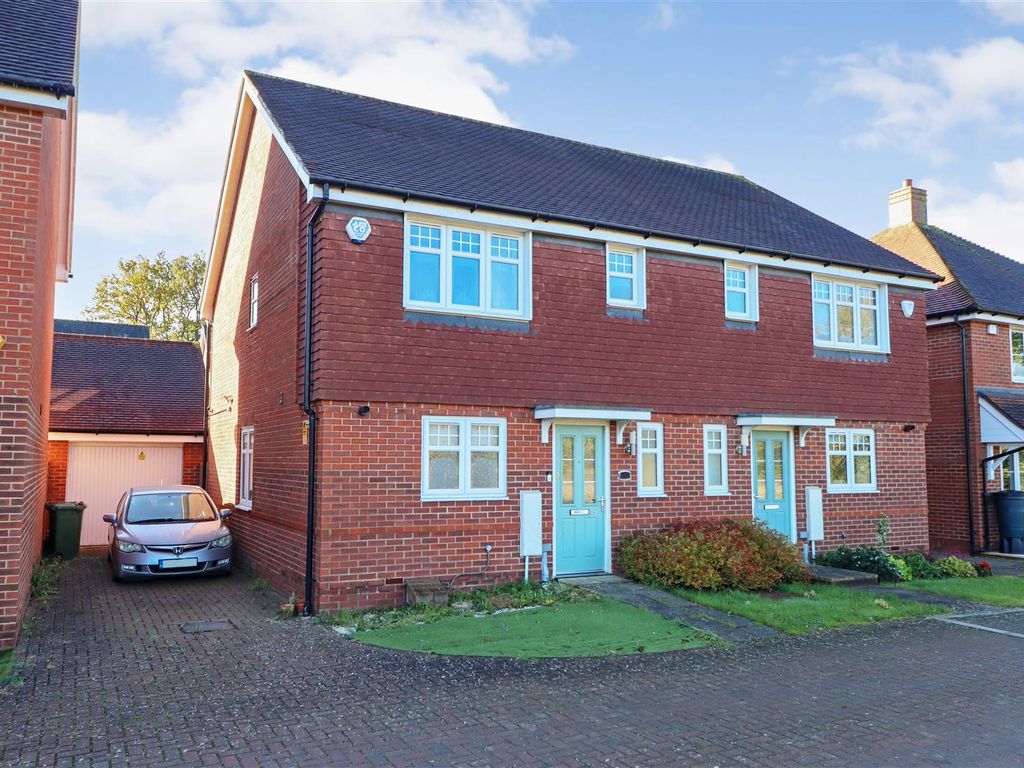 3 bed semidetached house for sale in Carter Drive, Broadbridge Heath
