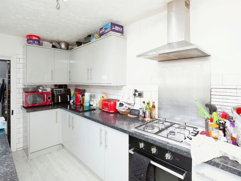 3 bed semidetached house for sale in Albany Road, Crawley RH11, £