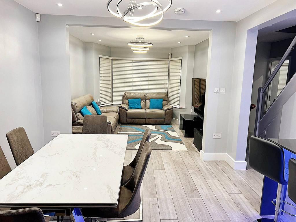 4 bed semidetached house to rent in Coledale Drive, Stanmore HA7, £