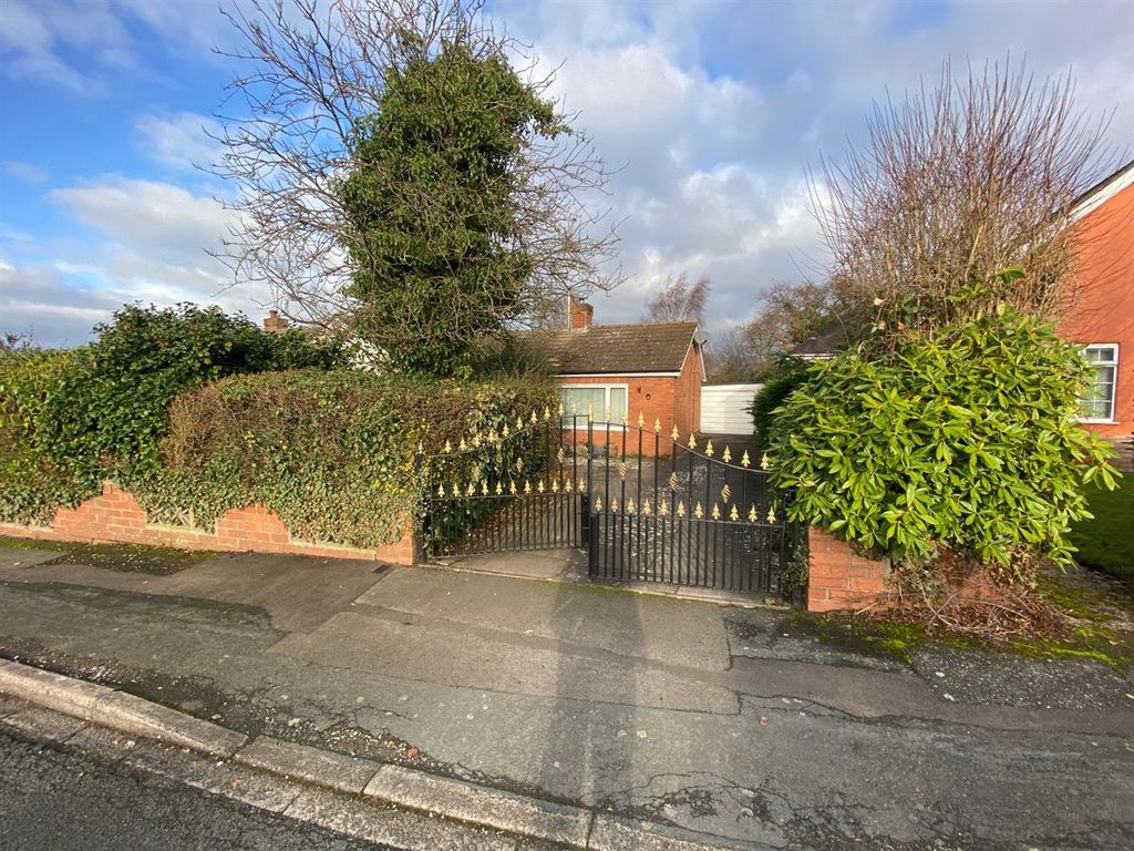 2 bed bungalow for sale in Salander Crescent, Wistaston, Crewe CW2, £