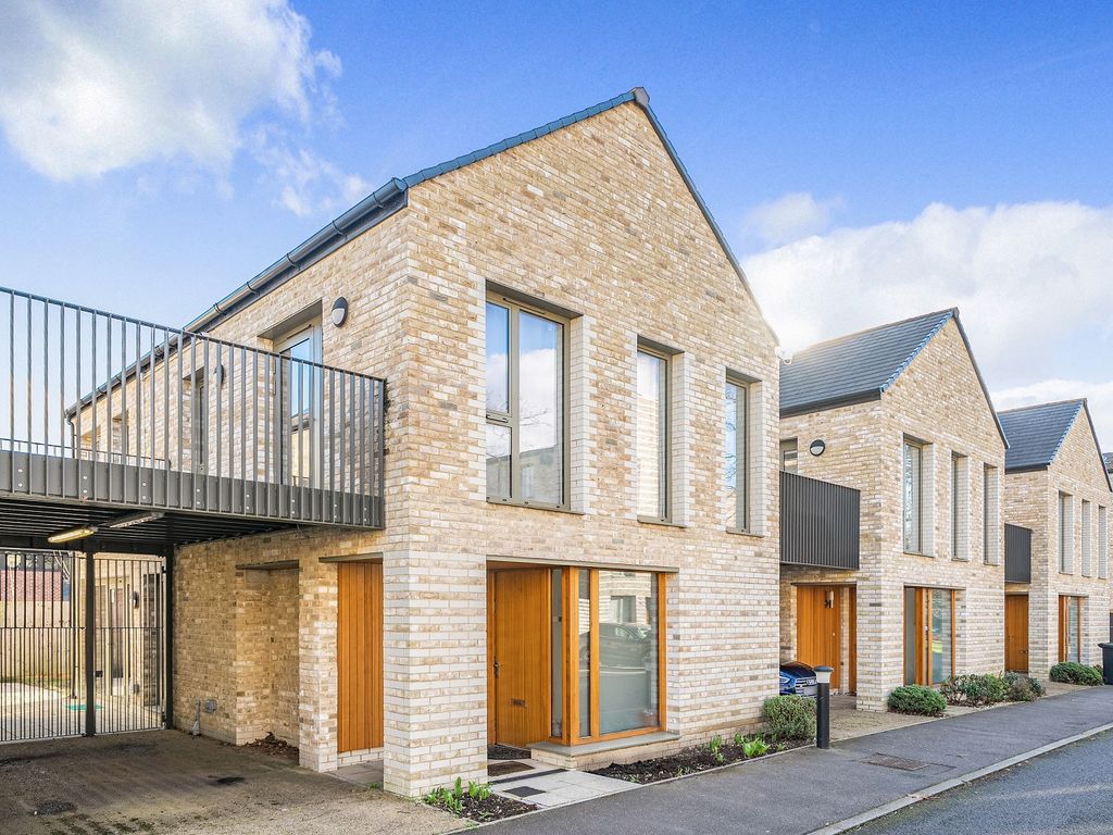 3 bed detached house for sale in Farnsworth Drive, Edgware HA8, £