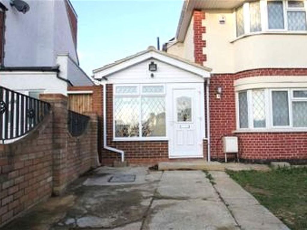 1 bed flat to rent in Newnham Gardens, Northolt UB5, £1,200 pcm Zoopla
