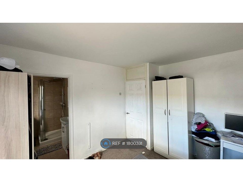 3 bed terraced house to rent in Anton Road, South Ockendon RM15, £2,000