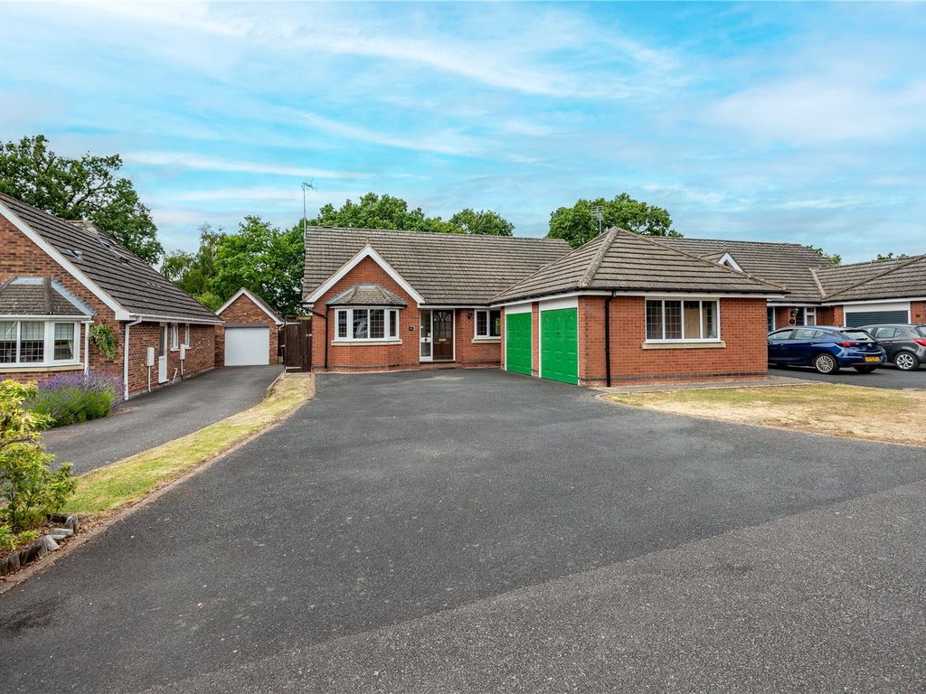 3 bed bungalow for sale in Glenfield Close Crabbs Cross, Redditch