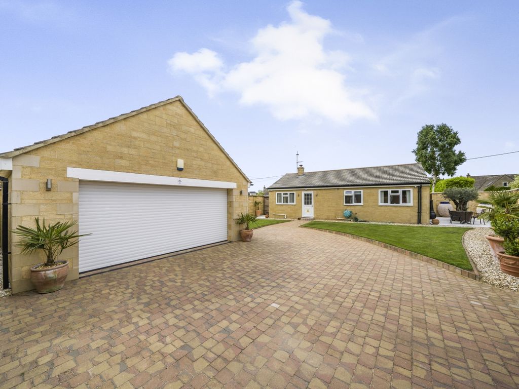 3 bed detached bungalow for sale in Larksfield Close, Carterton
