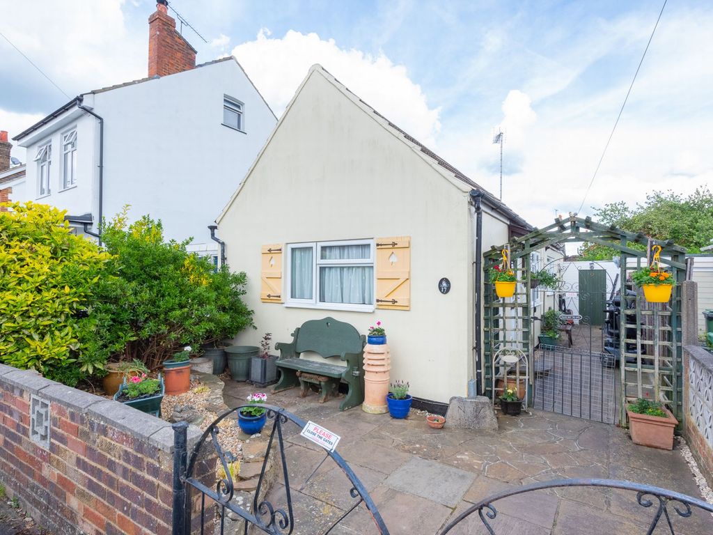 2 bed detached house for sale in Windsor Road, Farnborough GU14, £