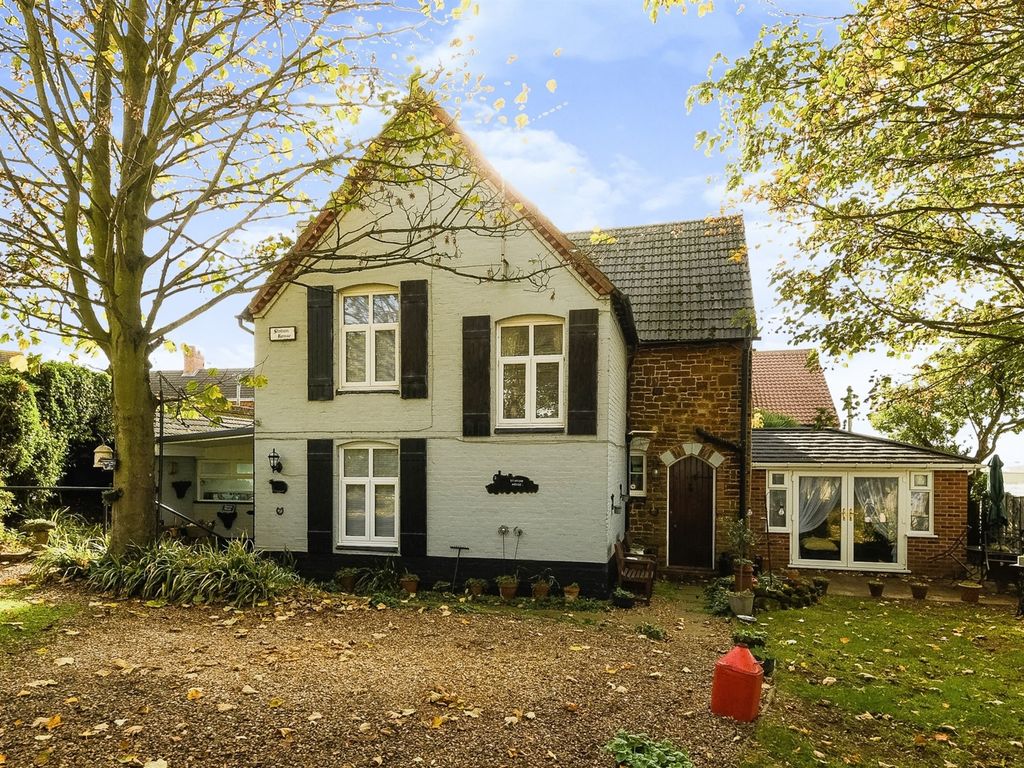 4 bed end terrace house for sale in Southend Road, Hunstanton PE36 Zoopla