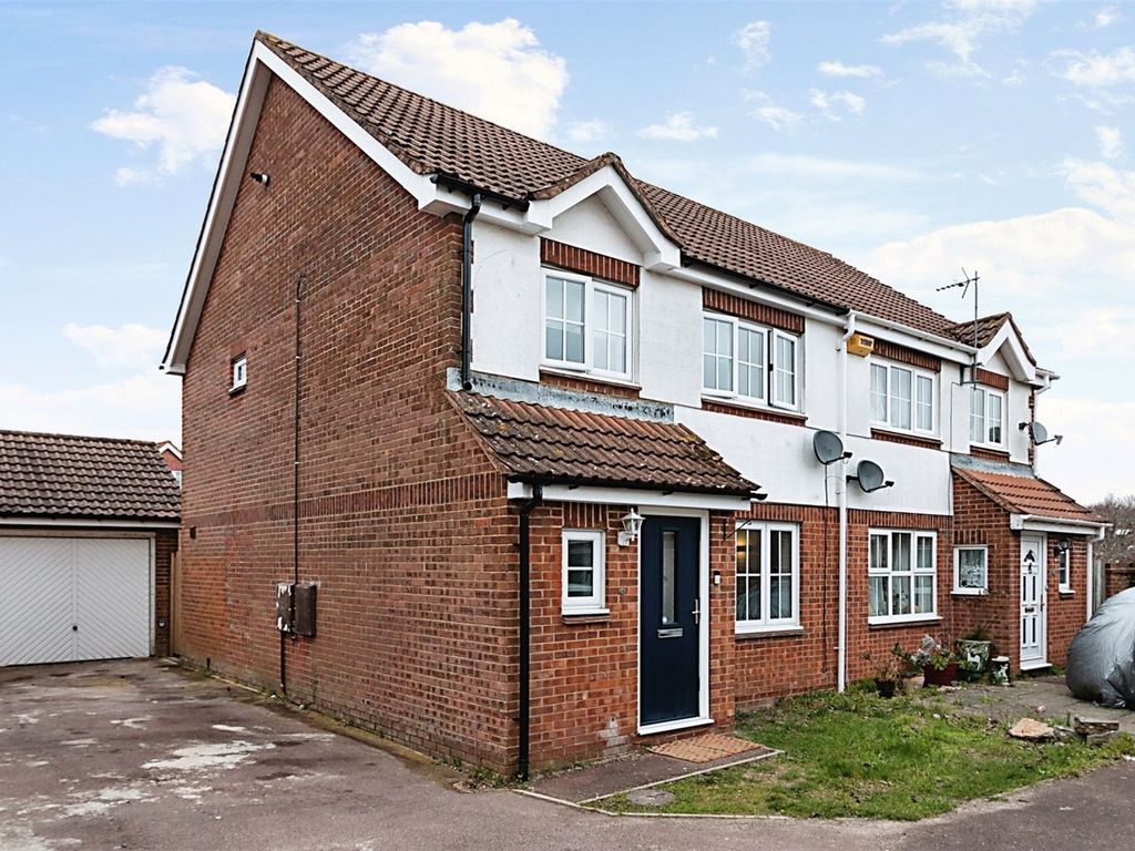 3 bed semidetached house for sale in Highdowns, Hatch Warren