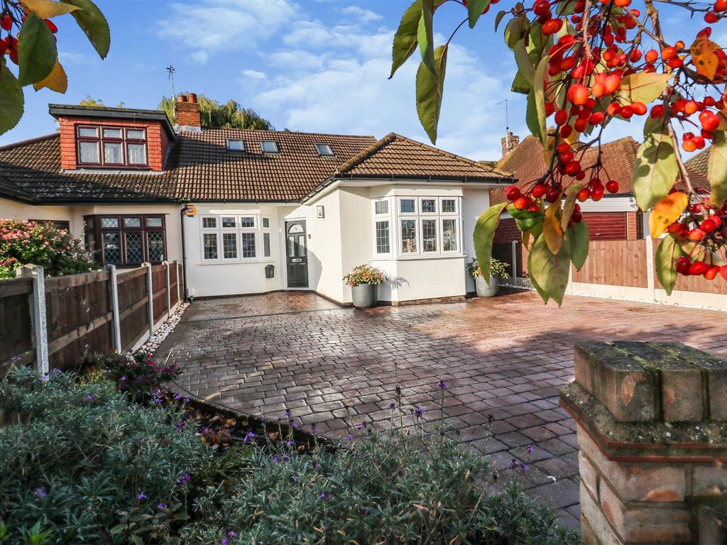 4 bed semidetached house for sale in Cotswold Road RM3 Zoopla
