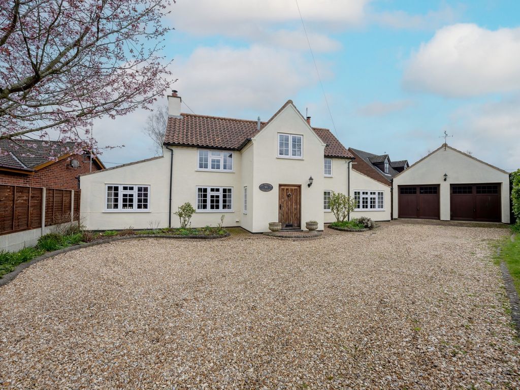 4 bed detached house for sale in Foulsham Road, Bintree, Dereham NR20