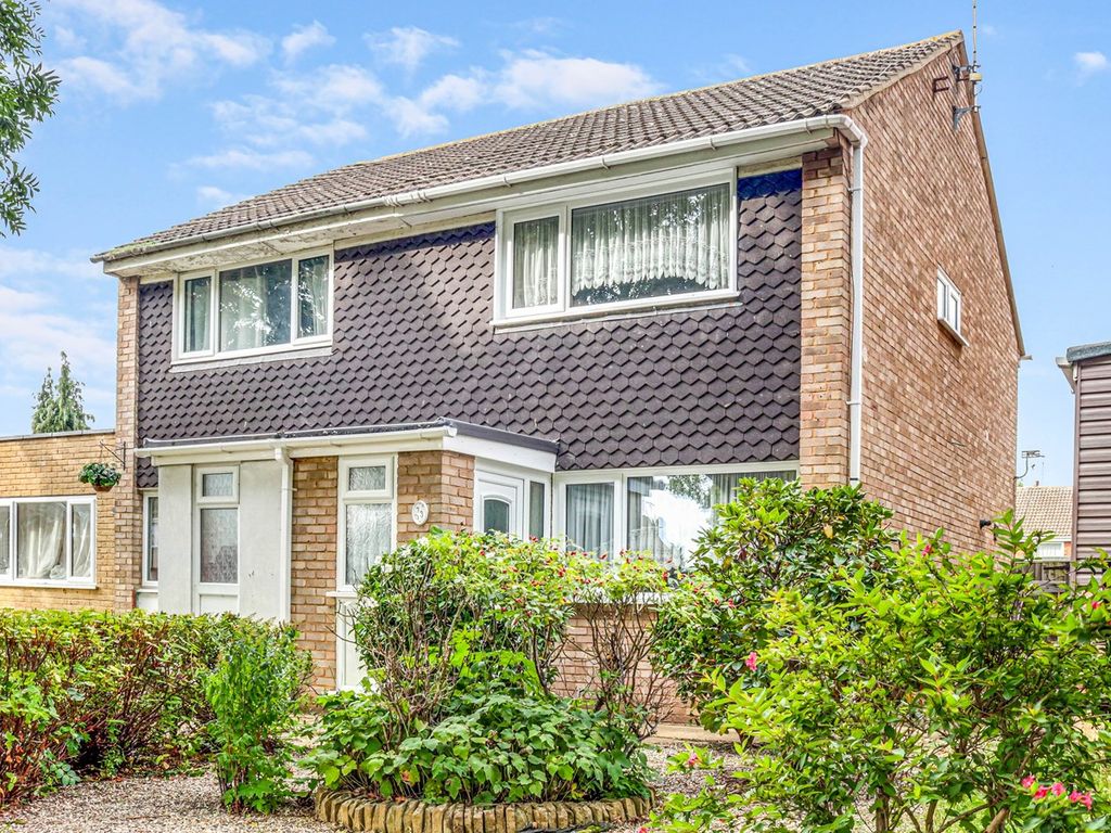 2 bed semidetached house for sale in Sandpiper Close, Shoeburyness SS3