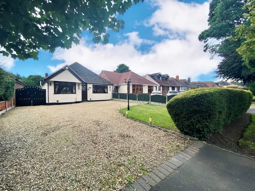 3 bed detached bungalow for sale in Broad Lane, Essington