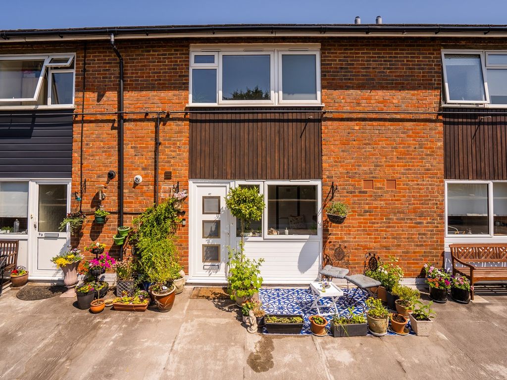 2 bed flat for sale in High Street, Chalfont St Peter, Gerrards Cross