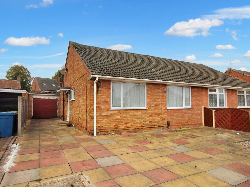 4 bed semidetached bungalow for sale in Mildenhall, Tamworth B79 Zoopla
