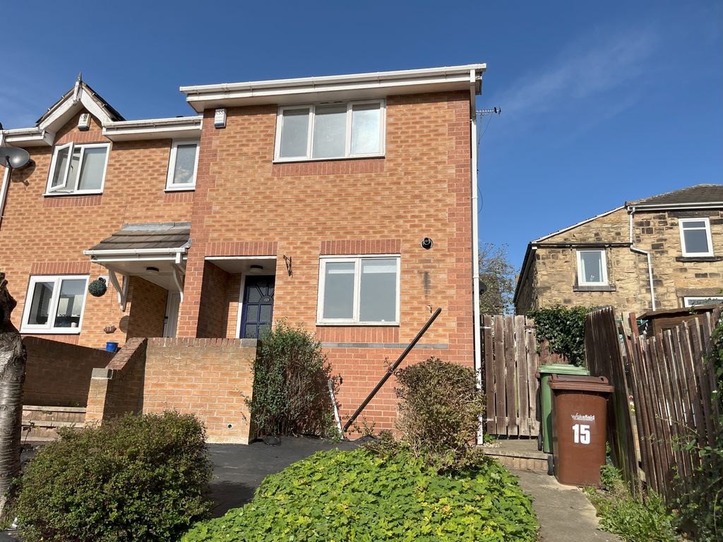 2 bed town house for sale in Hall Close, Pontefract WF9, £120,000 Zoopla