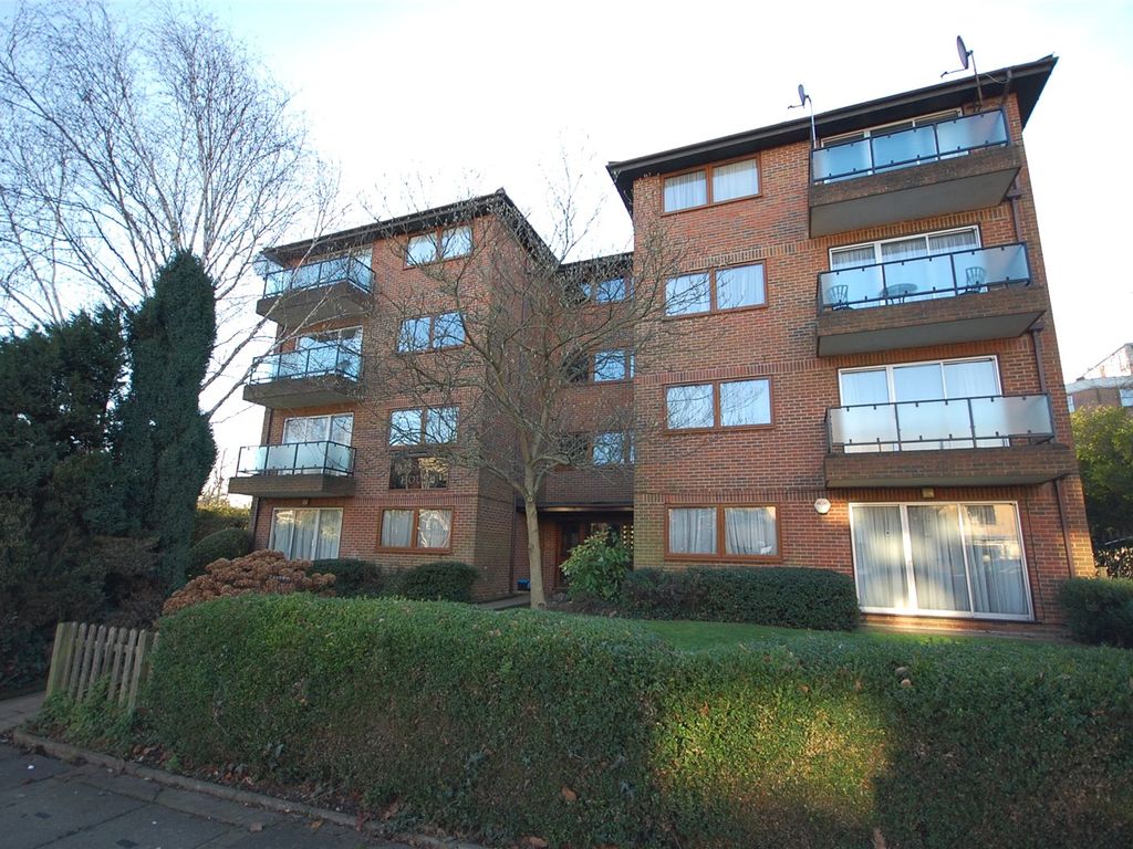 2 bed flat to rent in Rossanne House, Etchingham Park Road, Finchley N3