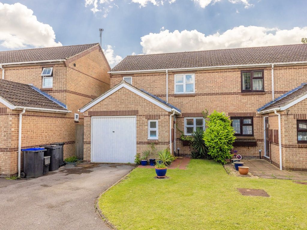 3 bed semidetached house for sale in Oak End Drive, Iver SL0, £460,000