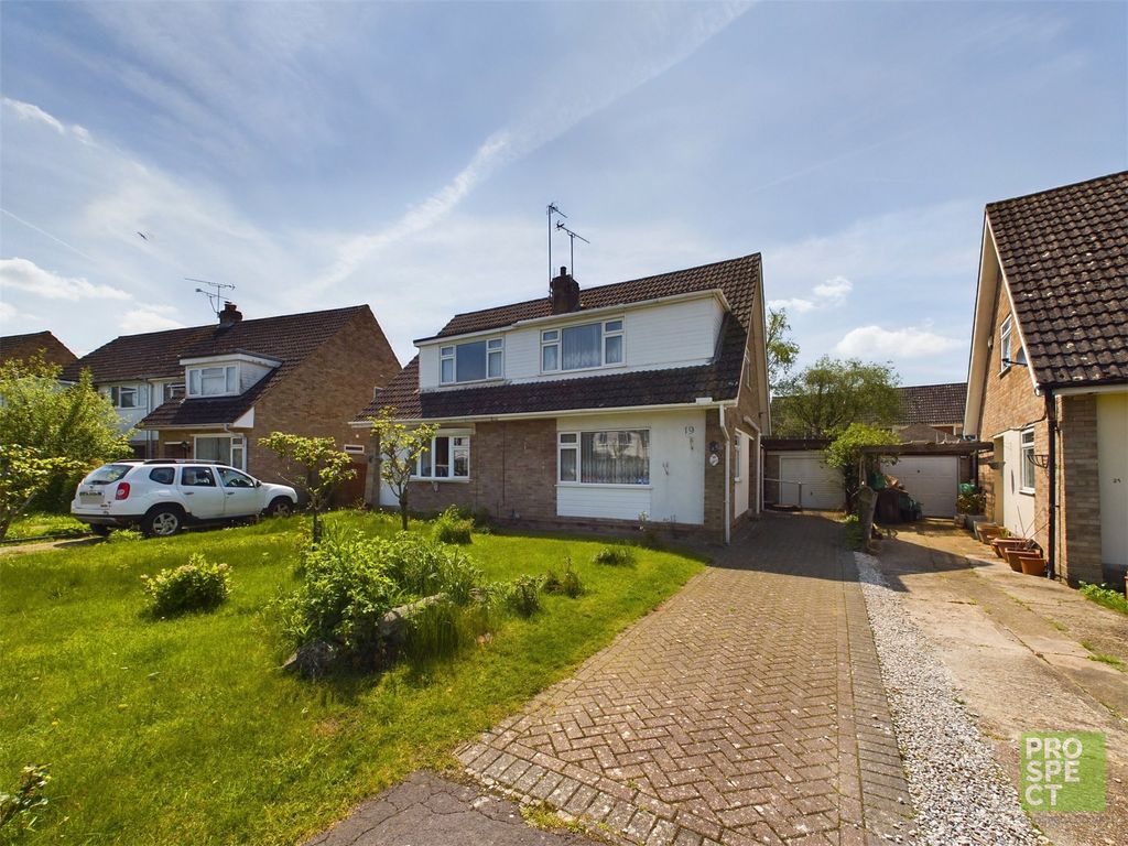 3 bed semidetached house for sale in Quentin Road, Woodley, Reading