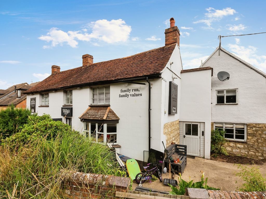 5 bed property for sale in Oxford Road, Stone, Aylesbury HP17, £515,000