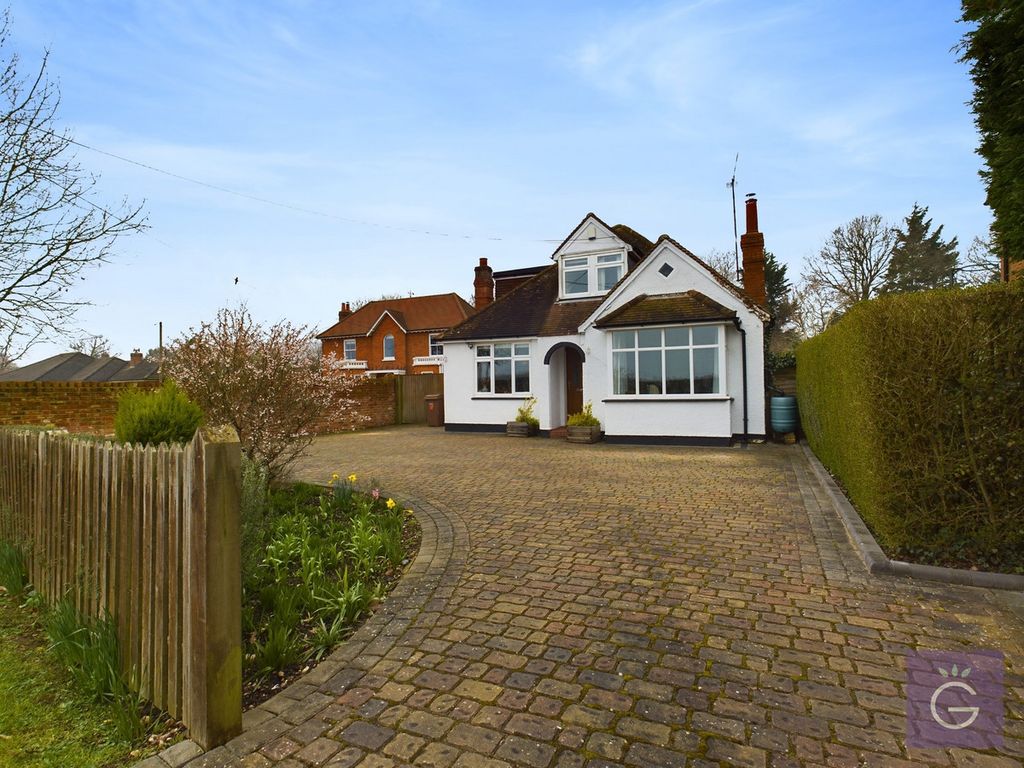 3 bed detached house for sale in Davis Street, Hurst RG10, £750,000