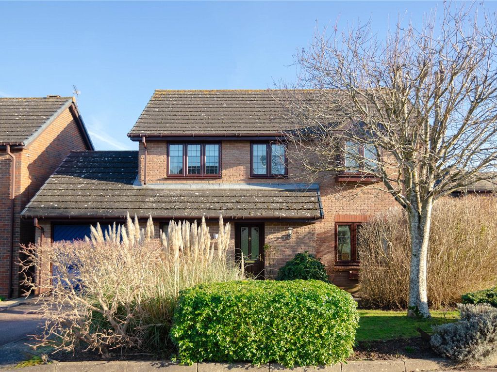 3 bed detached house for sale in Oaklea Gardens, Bramley, Tadley