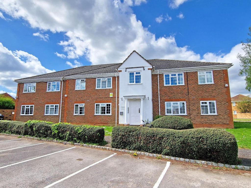 1 bed flat for sale in Kingfisher Way, Bicester OX26, £155,000 Zoopla