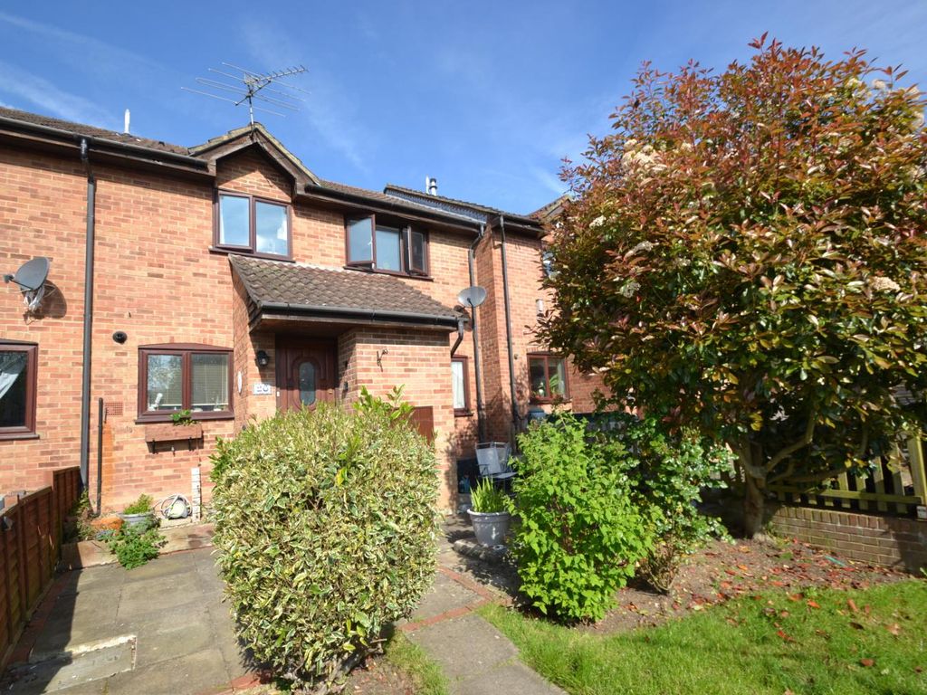 2 bed terraced house to rent in Chatfield Drive, Guildford GU4, £1,550