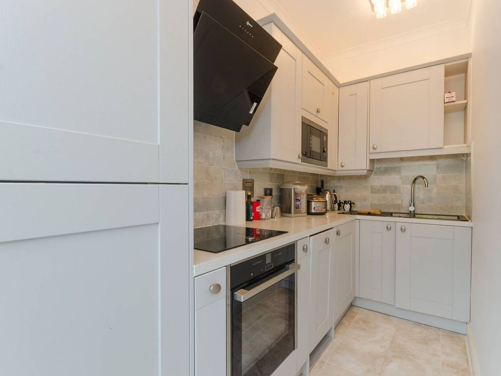 2 bed flat to rent in Barons Court, Barons Court, London W14, £2,700